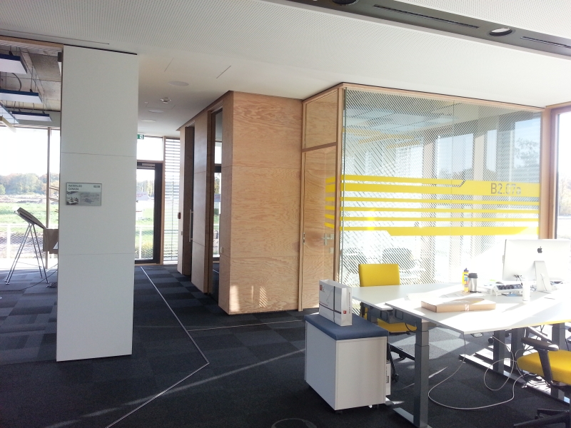 Büro mit Holzverkleidung und Glasfront 