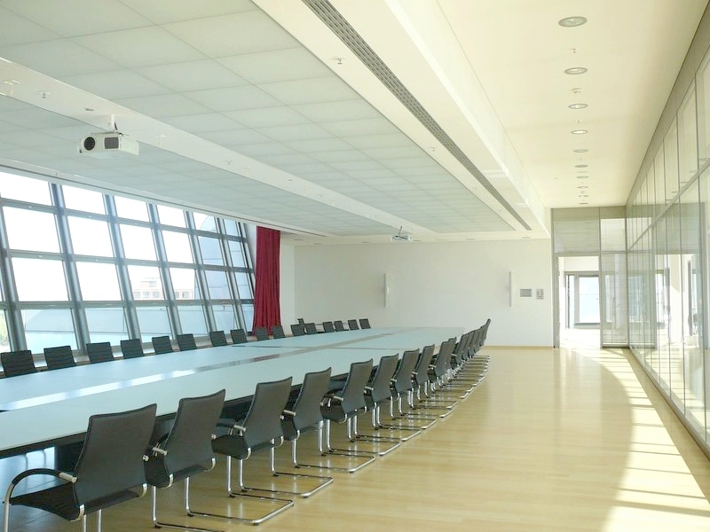 Großer Konferenzraum mit großem Konferenztisch