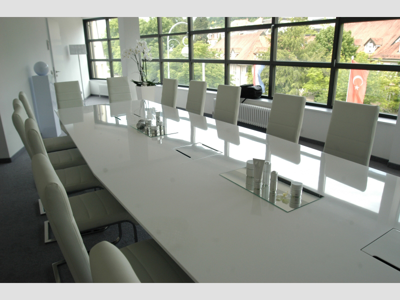 weißer individueller Konferenztisch mit weißen Stühlen